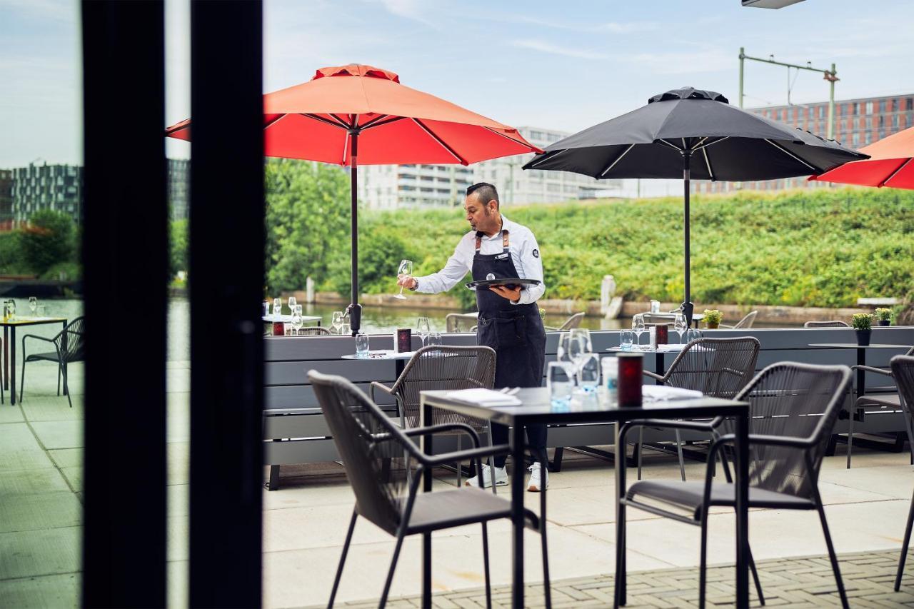 Inntel Hotels Amsterdam Landmark Exterior foto A waiter serving wine at a restaurant